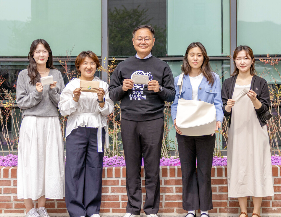 김재욱 칠곡군수와 칠곡군농업기술센터 직원들이 국내 최초로 개발한 참외 부산물 친환경 가죽(비건 가죽) 제품을 들어 보이고 있다. 칠곡군 제공