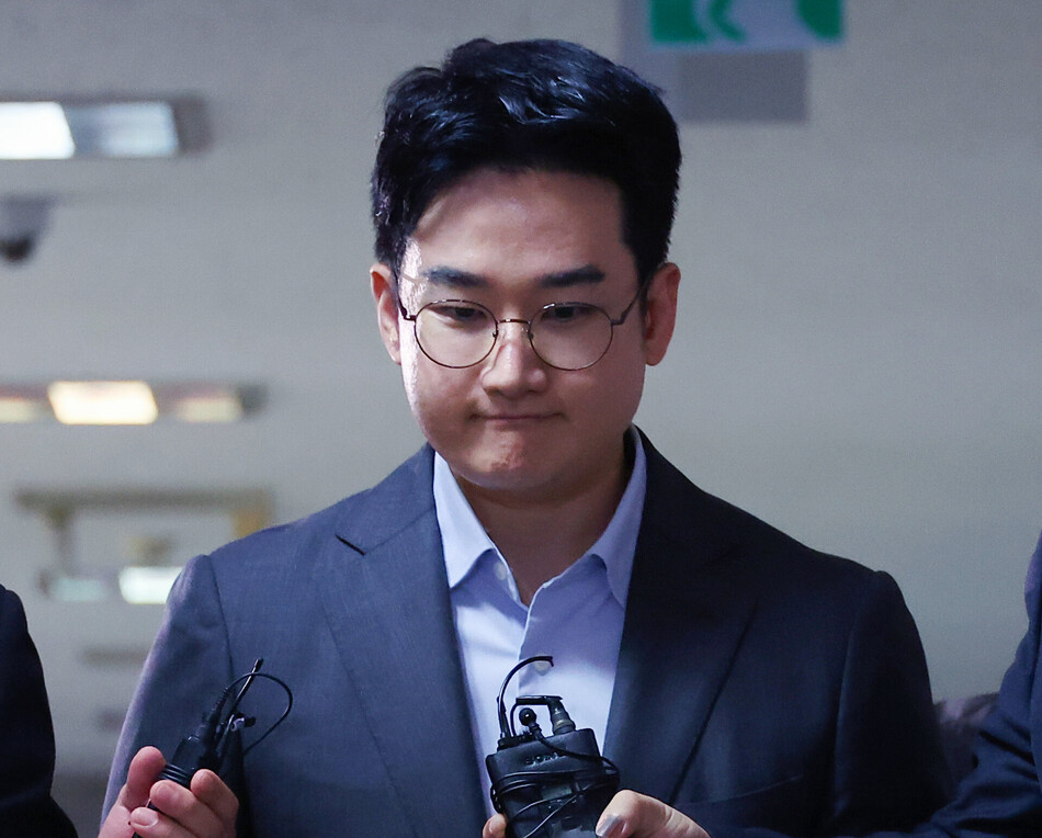 정이한 전 개혁신당 부산시장 후보가 지난 8일 부산지방법원에 구속 전 피의자 심문(영장실질심사)에 출석하기위해 법정에 들어서고 있다. 연합뉴스