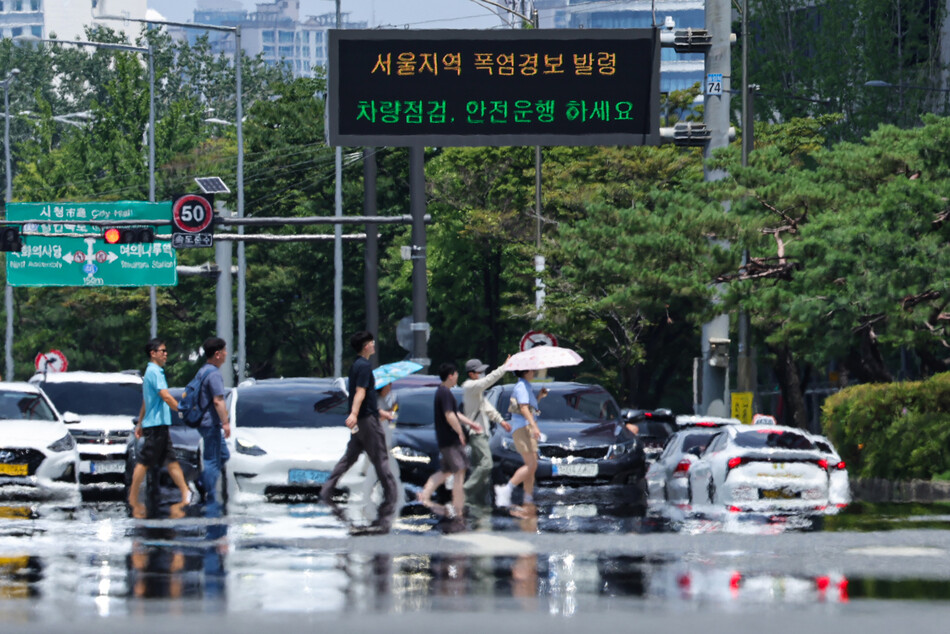 서울 한낮 기온이 35도까지 오르며 무더운 날씨를 보인 12일 서울 영등포구 여의대로에 아지랑이가 피어오르고 있다. 연합뉴스