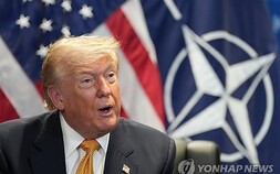 트럼프 “이란 사정없이 폭격…호르무즈 열려 있다”