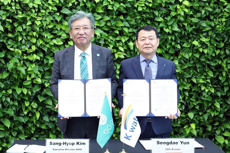 10일 GGGI와 ‘기후변화 대응 및 지속가능한 물관리 협력 강화를 위한 업무협약‘을 체결한 윤석대 한국수자원공사 사장(오른쪽). 한국수자원공사