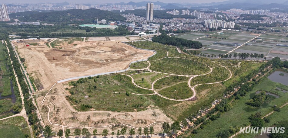 안산 매립지에 조성하고 있는 경기지방정원 새로숲의 지난 6월 공사 모습. 경기도 제공
