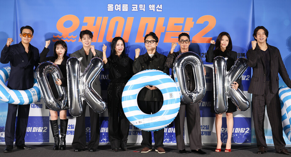 배우 박성웅, 박진주, 려운, 엄정화, 배정남, 최수영, 이상윤(왼쪽부터)이 13일 오전 서울 한강로3가 CGV 용산아이파크몰에서 열린 영화 ‘오케이 마담2’ 제작보고회에 참석해 포즈를 취하고 있다. 연합뉴스