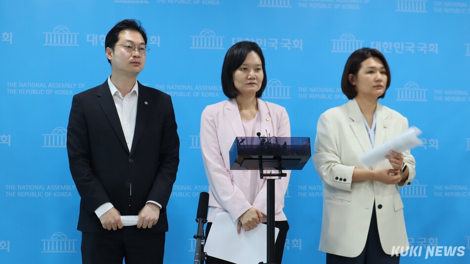 13일 김남희 국회 법제사법위원회 소속 더불어민주당 의원이 취재진 질문에 답하고 있다. 유정민 기자