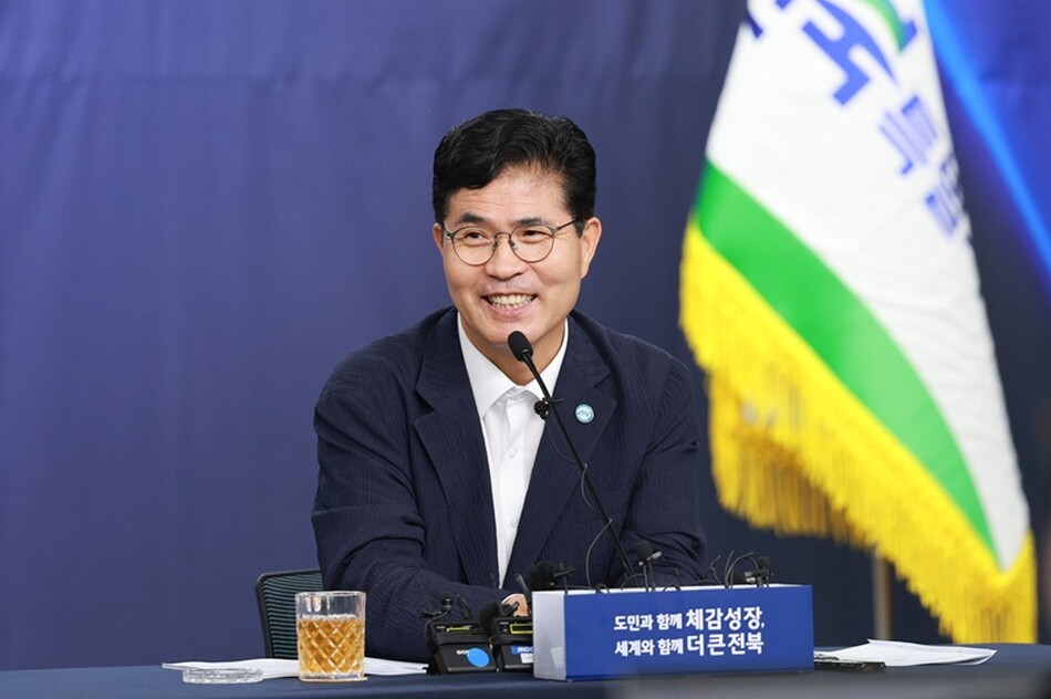 민선 9기 출범 기자간담회에서 이원택 전북특별자치도지사가 도정 중점 추진과제를 제시하고 있다.