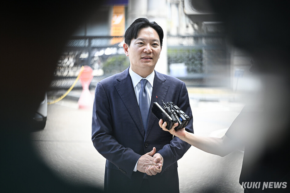 박상용 인천지검 부부장검사가 13일 인천 미추홀구 인천지방검찰청에서 추가 감찰 조사 출석에 앞서 취재진 질문에 답하고 있다.