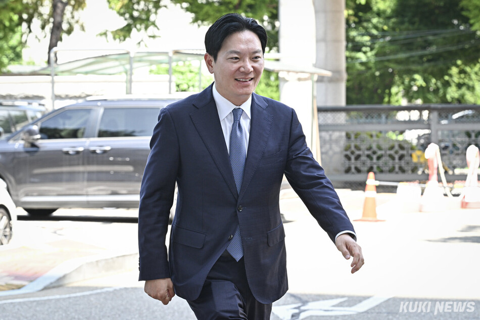 ‘쌍방울 대북송금 사건’ 수사 과정에서의 규정 위반 등을 이유로 정직 2개월 징계가 청구된 박상용 인천지검 부부장검사가 추가 감찰 조사를 받기 위해 13일 인천 미추홀구 인천지방검찰청에 출석하고 있다.