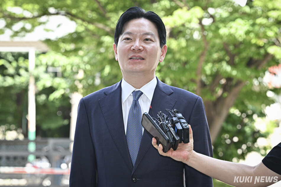 박상용 인천지검 부부장검사가 13일 인천 미추홀구 인천지방검찰청에서 추가 감찰 조사 출석에 앞서 취재진 질문에 답하고 있다.