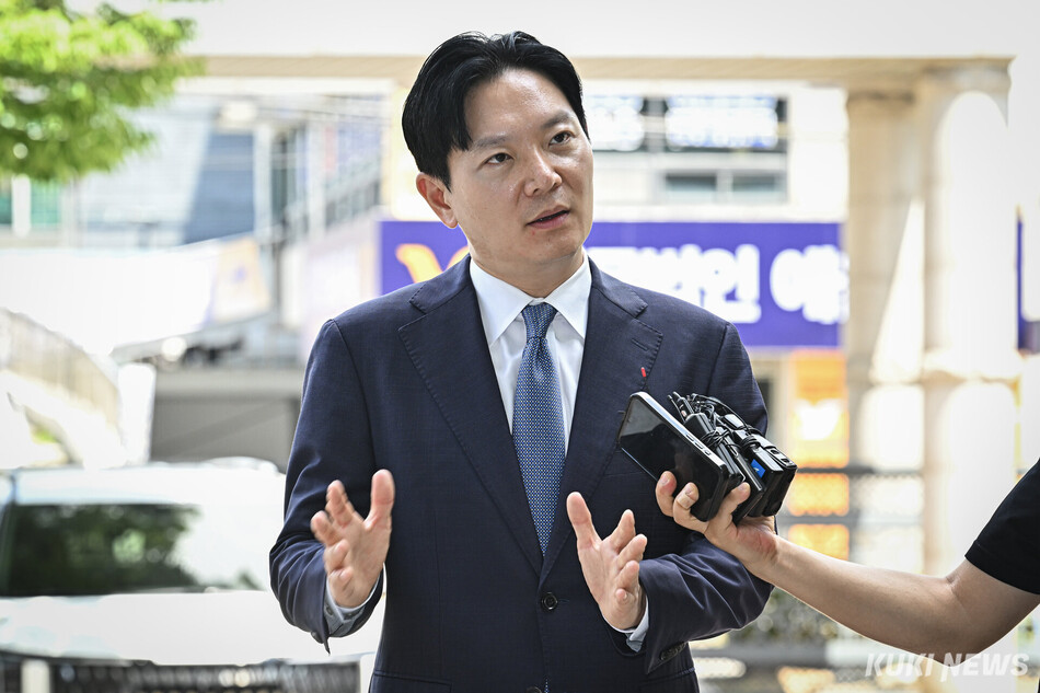 박상용 인천지검 부부장검사가 13일 인천 미추홀구 인천지방검찰청에서 추가 감찰 조사 출석에 앞서 취재진 질문에 답하고 있다.
