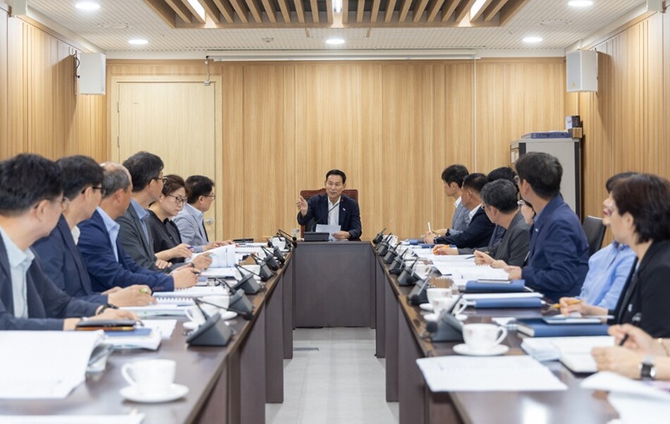 최정호 익산시장이 13일 간부회의에서 여름철 집중호우에 시민 안전을 지키기 위한 철저한 준비와 신속한 현장 대응을 주문하고 있다.