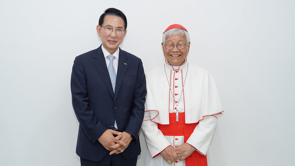 12일 유흥식 추기경과 이완섭 서산시장이 해미성지 집전 미사에서 만났다. 서산시