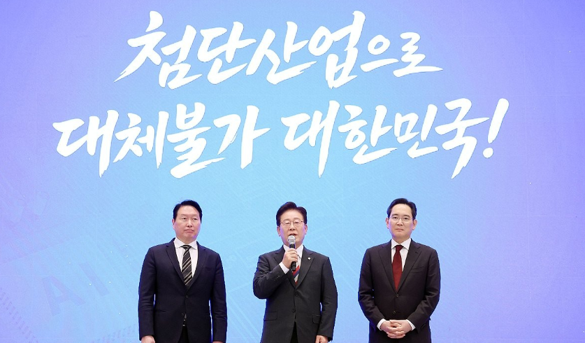 이재명 대통령이 6월 29일 청와대에서 열린 3대 메가프로젝트 국민보고회에서 이재용 삼성전자 회장과 최태원 SK그룹 회장의 투자 발표 후 발언하고 있다. 연합뉴스