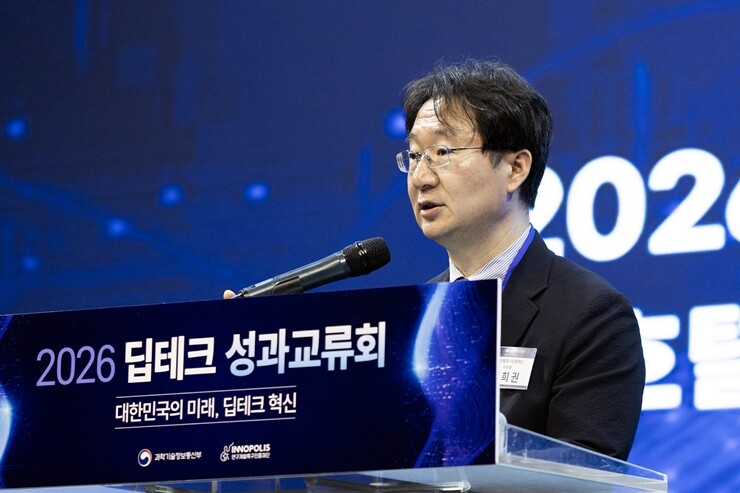 3일 호텔 ICC에서 열린 ‘2026 딥테크 성과교류회’에서 축사를 전하는 정희권 연구개발특구진흥재단 이사장. 연구개발특구진흥재단