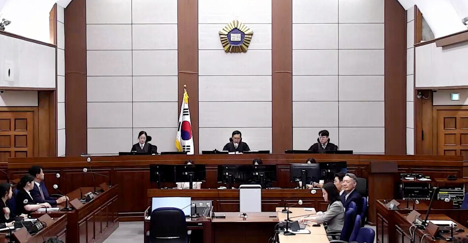 윤석열 전 대통령이 13일 서초구 서울중앙지방법원에서 열린 1심 선고공판에 출석하고 있다. 서울중앙지법 제공