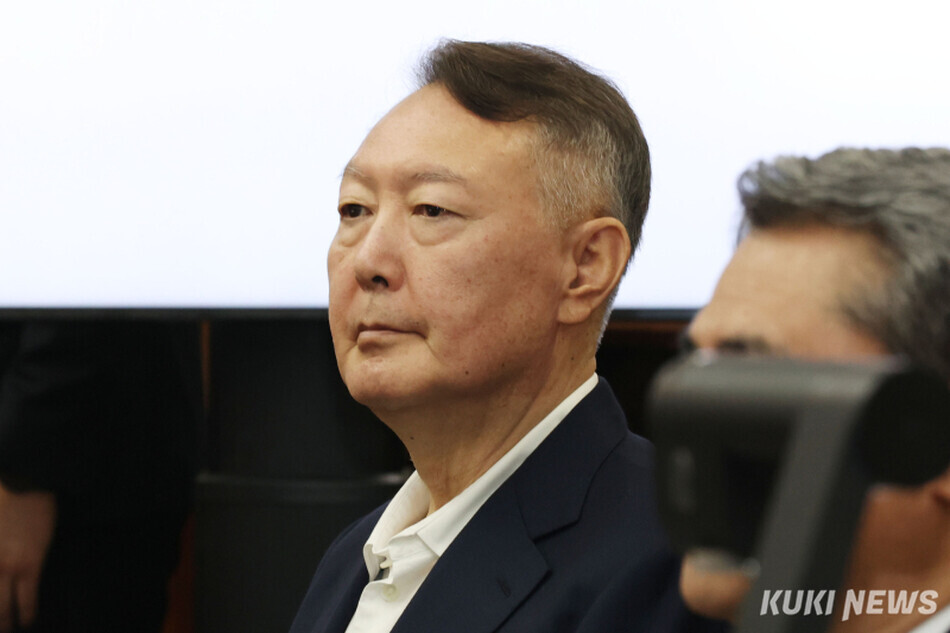 윤석열 전 대통령이 지난해 9월26일 서울 서초구 서울중앙지방법원에서 열린 특수공무 집행 방해, 직권남용 권리행사 방해 혐의 첫 재판에 출석했다. 사진공동취재단