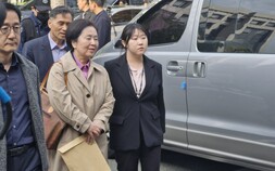 김영선 전 의원 ‘공무상비밀누설 등 혐의’ 징역 3년6개월 구형