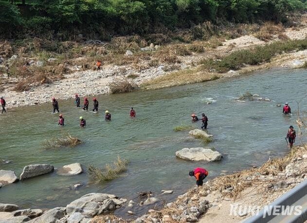 수난사고 발생 현장에서 수색 작업을 벌이고 있는 소방관들. (사진=강원소방본부)