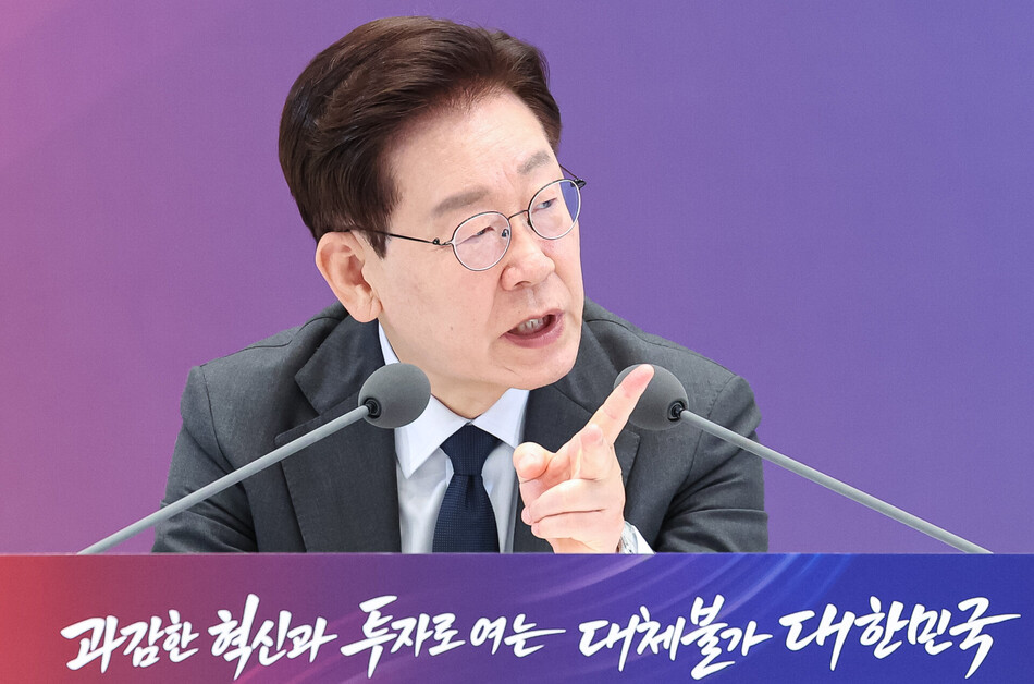 <YONHAP PHOTO-3457> 발언하는 이재명 대통령
(서울=연합뉴스) 한상균 기자 = 이재명 대통령이 13일 청와대에서 열린 국가재정전략회의에서 발언하고 있다. 2026.7.13
xyz@yna.co.kr/2026-07-13 15:01:08/
<저작권자 ⓒ 1980-2026 ㈜연합뉴스. 무단 전재 재배포 금지, AI 학습 및 활용 금지>