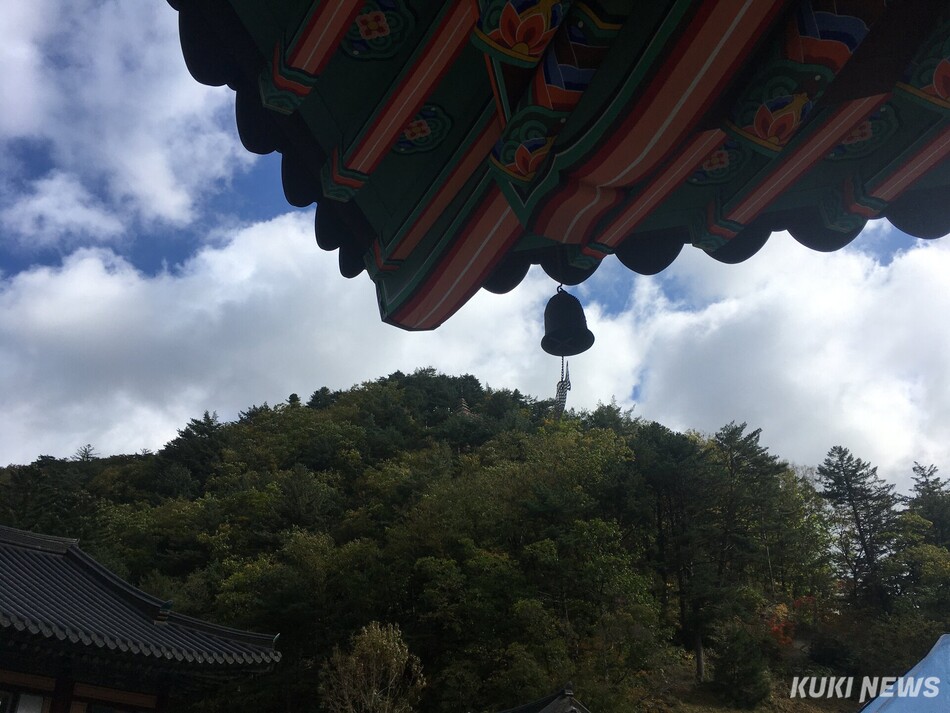 천년 산사 ‘정암사’가 국가유산을 활용한 대표문화 프로그램을 선보이고 있다. 정암사 산사 처마 밑 ‘풍경’. 윤수용 기자