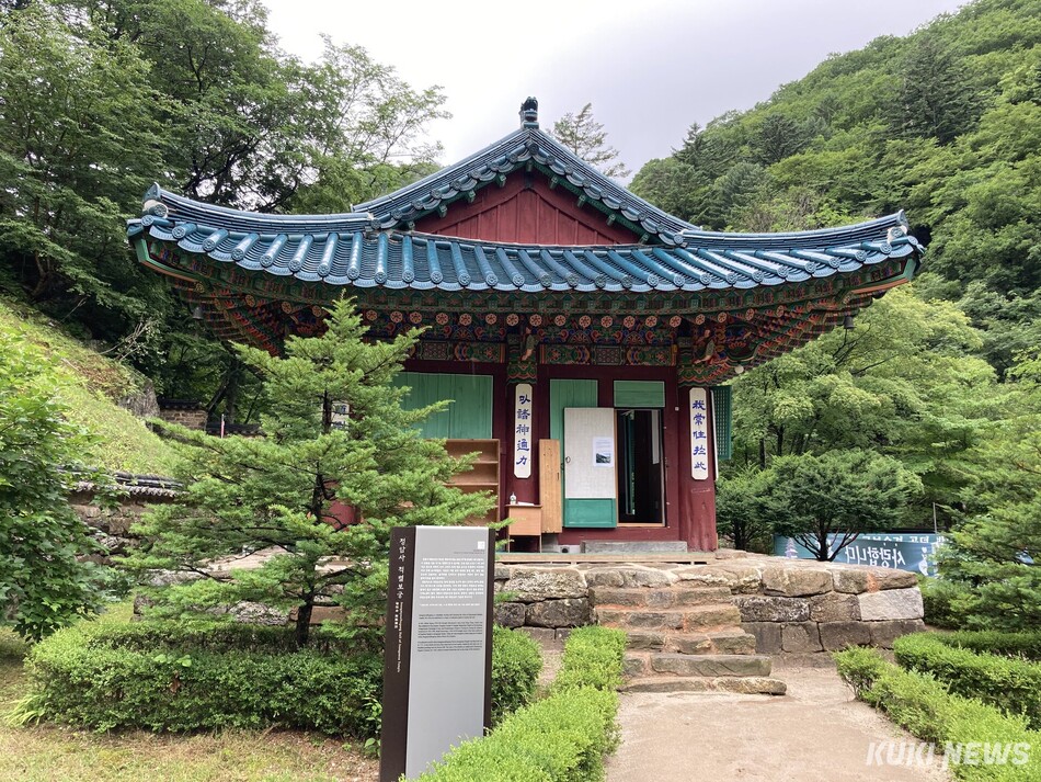천년 산사 ‘정암사’가 국가유산을 활용한 대표문화 프로그램을 선보이고 있다. 정암사 적멸보궁. 윤수용 기자