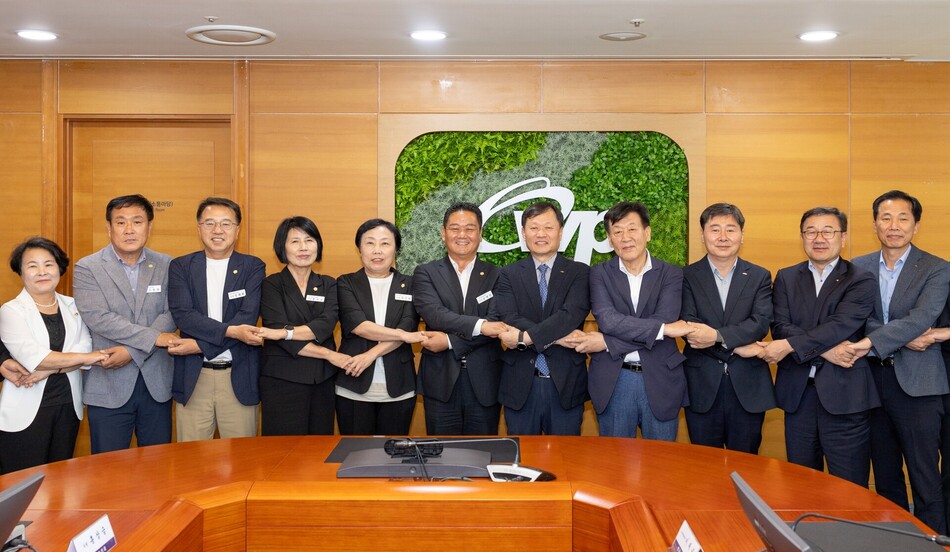 13일 태안화력 본사에서 이정복 사장과 임원단이 태안군의회와 지역경제 회복 방안을 논의하기 위해 자리를 함께 했다. 태안군의회