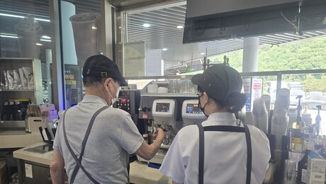 ‘슬로우 바리스타’ 도입한 도로공사…치매 극복 ‘사회적 가치’ 인정받아