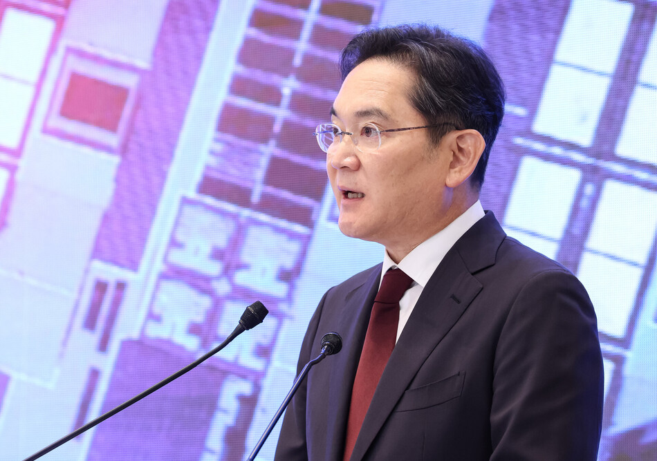 이재용 삼성전자 회장이 지난달 29일 청와대에서 이재명 대통령 주재로 열린 3대 메가프로젝트 국민보고회에서 투자계획을 발표하고 있다. 청와대통신사진기자단