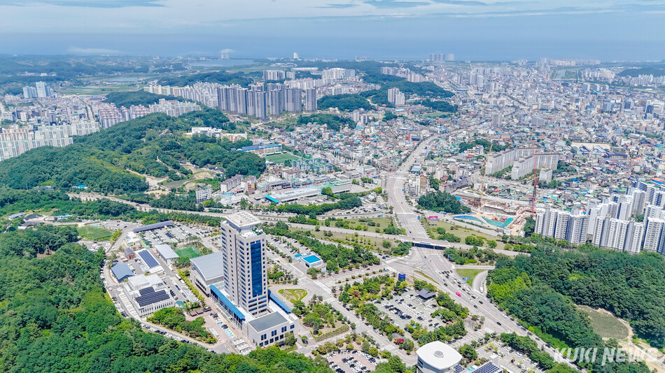 강릉시가 당초예산보다 1973억원 늘어난 1조7097억원 규모의 2026년 제1회 추가경정예산안을 편성했다. 강릉시청사와 강릉시 전경. 강릉시 제공