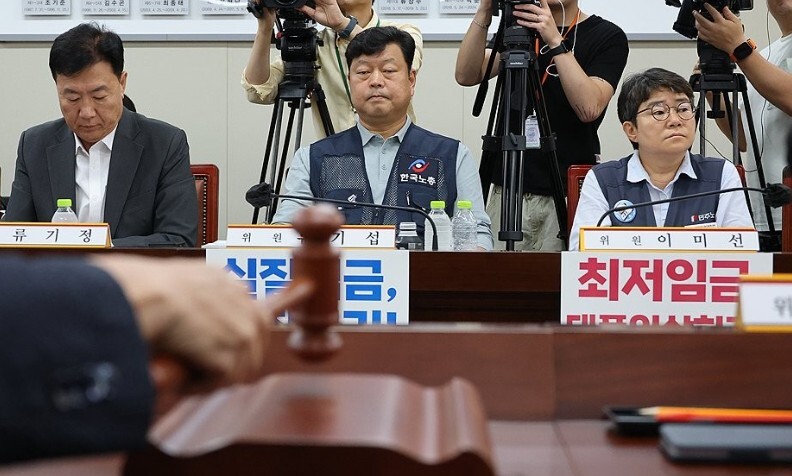 2027년도 최저임금 결정을 위한 노사 협상이 막바지에 접어든 가운데 14일 최종 결정이 이뤄질 것으로 예상된다. 연합뉴스