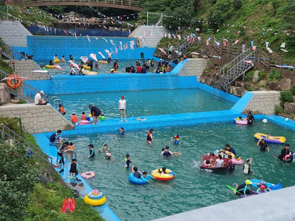 해남군이 현산면 구수골 계곡의 평상 사용료를 전면 폐지하고 군이 직접 시설을 운영·관리하는 체계로 전환했다. /해남군
