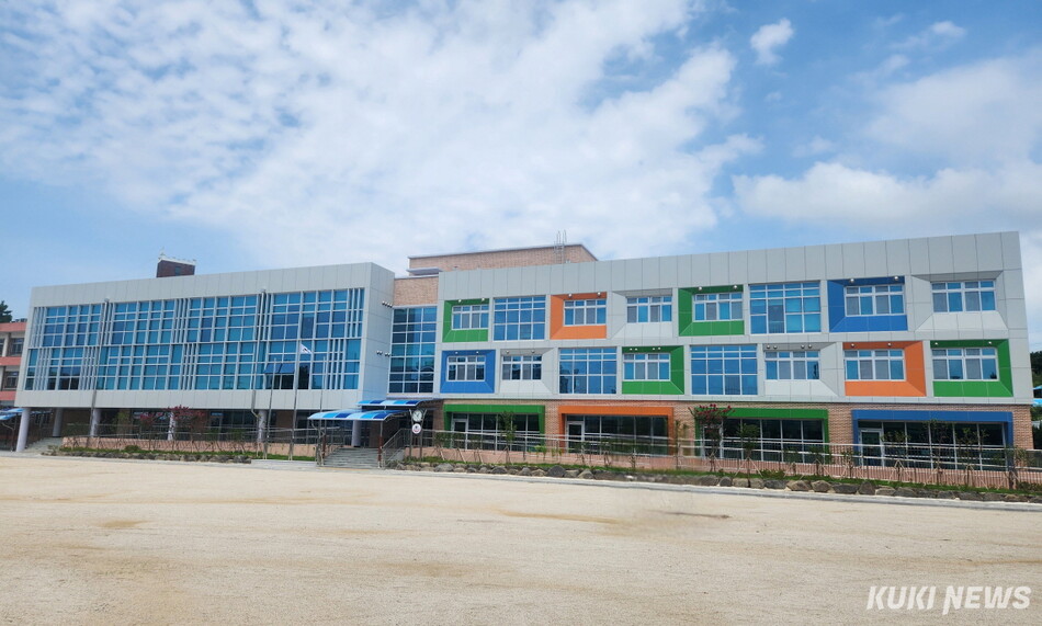114년의 역사를 자랑하는 서천초등학교 전경.