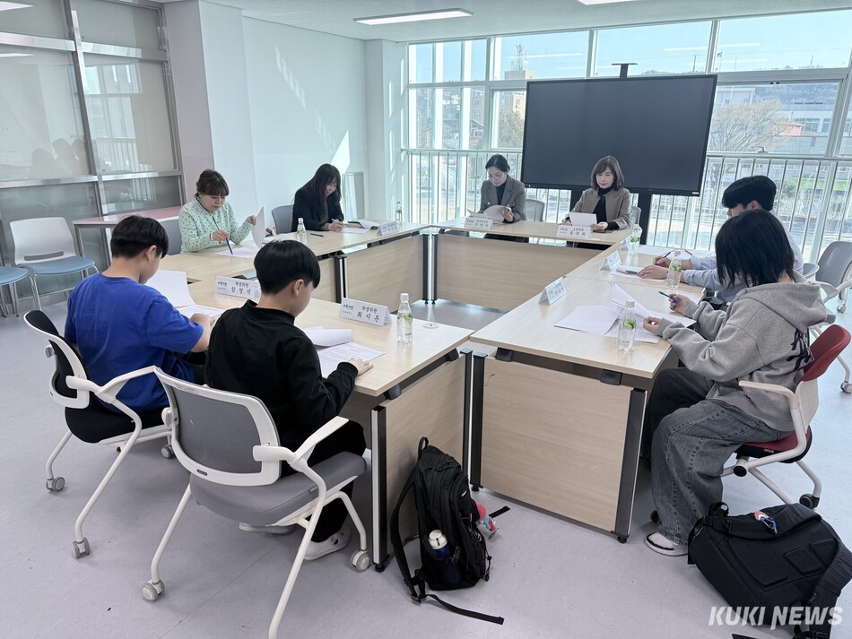 자유롭게 책상 배치가 가능한 열린 공간으로 조성된 어울림실.