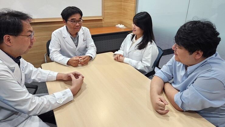 (왼쪽부터)김형준 전략연구단장, 김노수 책임연구원, 김정임 연구원, 조유상 선임연구원. 한국한의학연구원