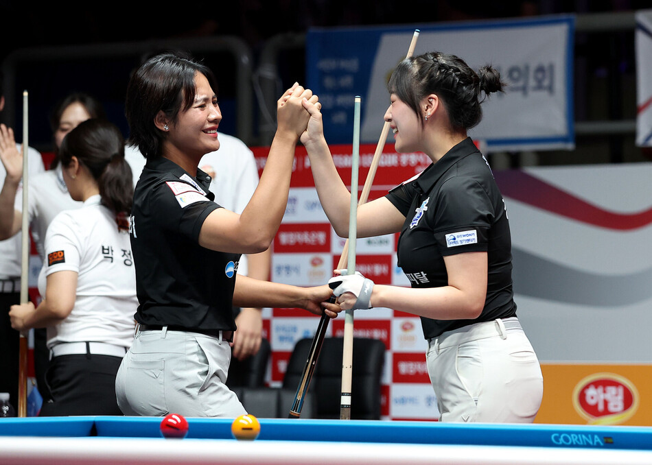 우리금융캐피탈 스롱 피아비(왼쪽)와 장가연이 승부처였던 2세트 승리 후 기뻐하고 있다. PBA 제공