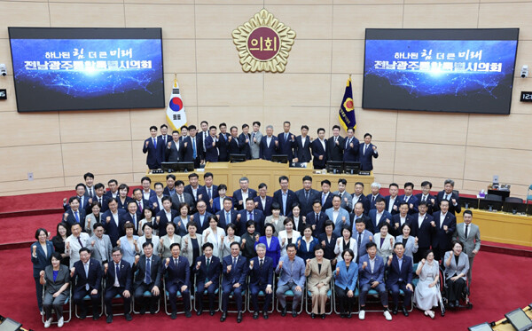 전국 최초의 통합 광역의회인 전남광주통합특별시의회가 13일 역사적인 개원과 함께 제2회 임시회를 열고 본격적인 의정활동에 돌입했다. /전남광주통합특별시의회