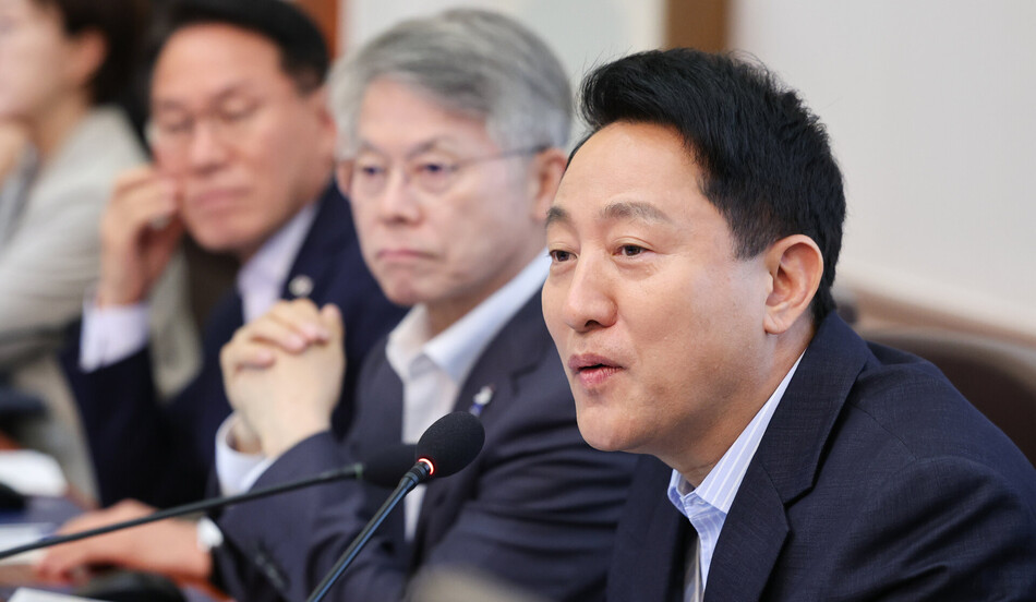 오세훈 서울시장이 14일 청와대에서 이재명 대통령 주재로 열린 국무회의에서 자료제출 관련 발언을 하고 있다. 연합뉴스