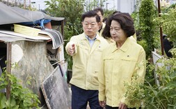 추미애, 폭염 속 광명 뚝방촌 민생 행보…취약계층 주거냉방ㆍ건강 점검