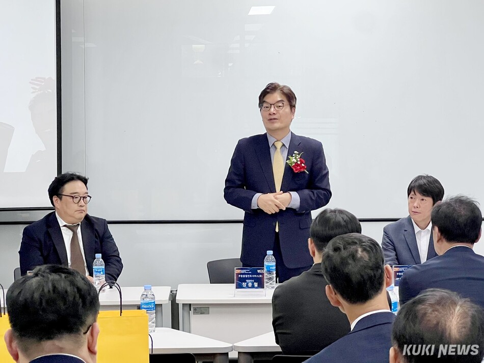 정종철 CFS 대표가 지역 특성화고 교장과 취업담당 교사 등에게 급변하는 물류 산업에 대해 설명하고 있다. 최태욱 기자