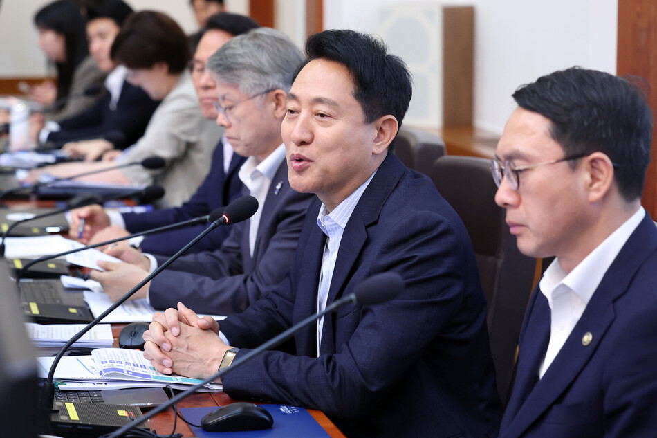오세훈 서울시장이 14일 청와대에서 이재명 대통령 주재로 열린 국무회의에서 인사말을 하고 있다. 연합뉴스