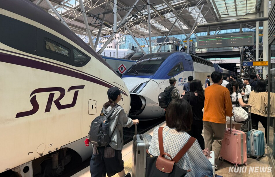 KTX·SRT 중련열차를 탑승하고 서울역에 도착한 승객들. 송민재 기자