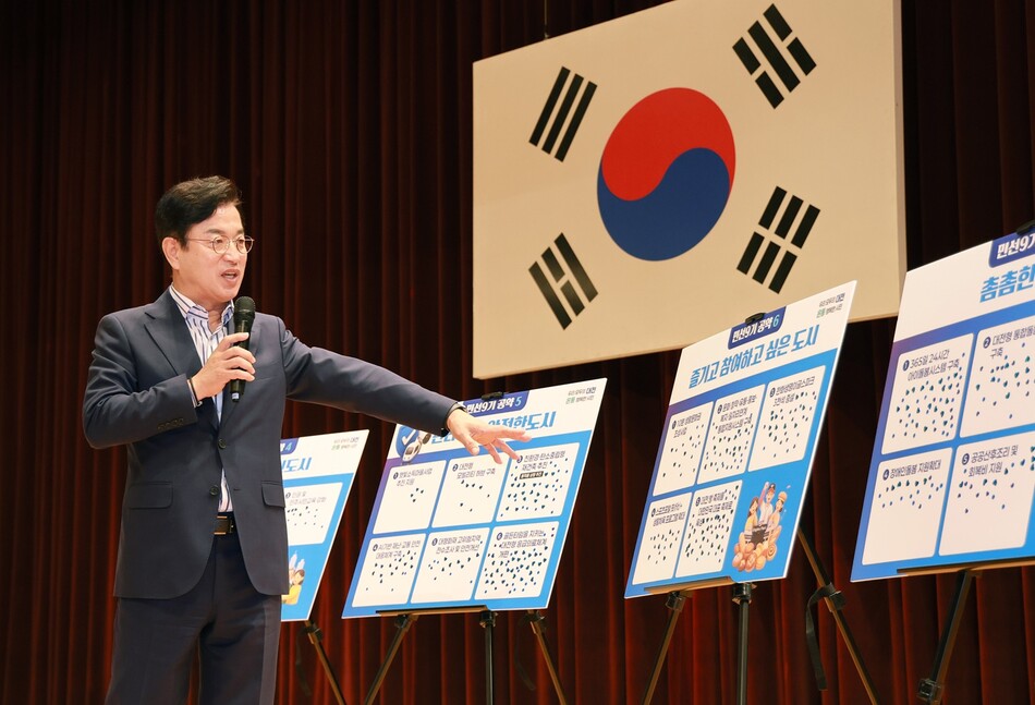 허태정 대전시장이 시민들의 의견을 보고 설명하고 있다. 대전시