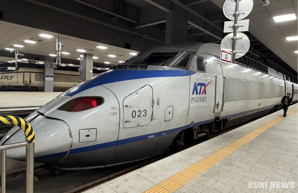 부산에서 출발한 KTX 열차가 수서역 승강장으로 들어서고 있다. 송민재 기자