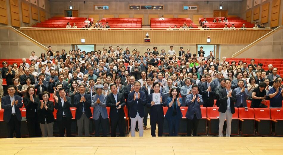 허태정 대전시장직 인수위원회 성과보고회가 14일 대전시청 대강당에서 열려 이를 기념하고 있다. 대전시