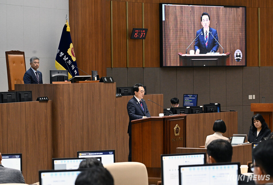 박수현 충남지사가 14일 도의회 제370회 임시회 제1차 본회의에서 도정 주요 업무보고에 나서고 있다. 충남도