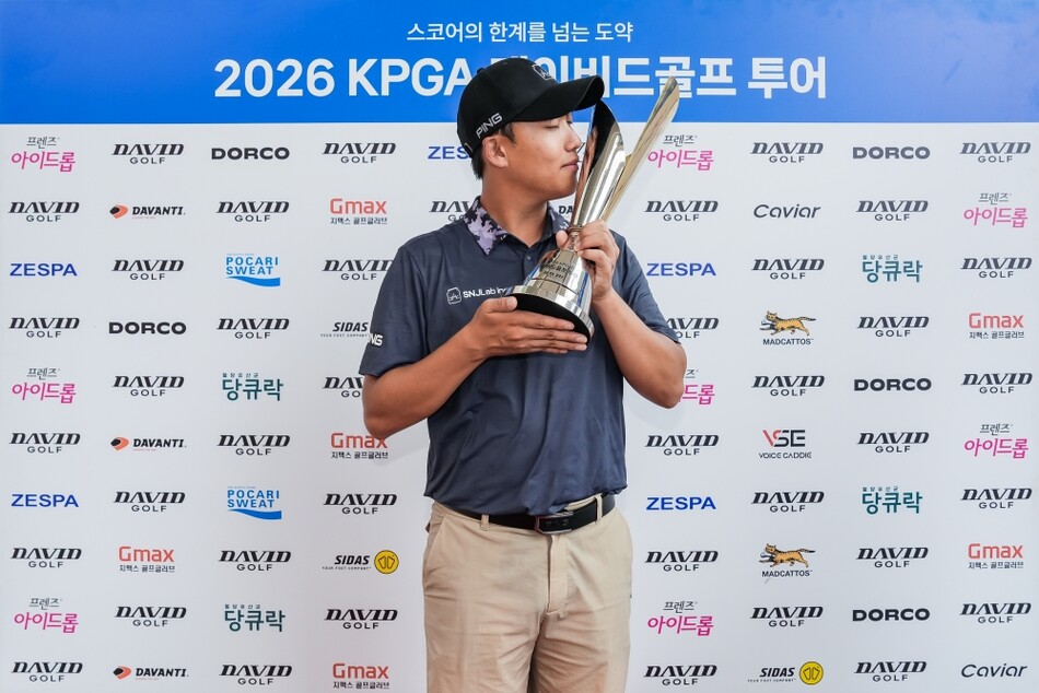 ‘좌타(왼손)’ 골퍼 이승찬이 ‘2026 KPGA 데이비드골프 투어 11회 대회’ 정상에 올랐다. KPGA 제공