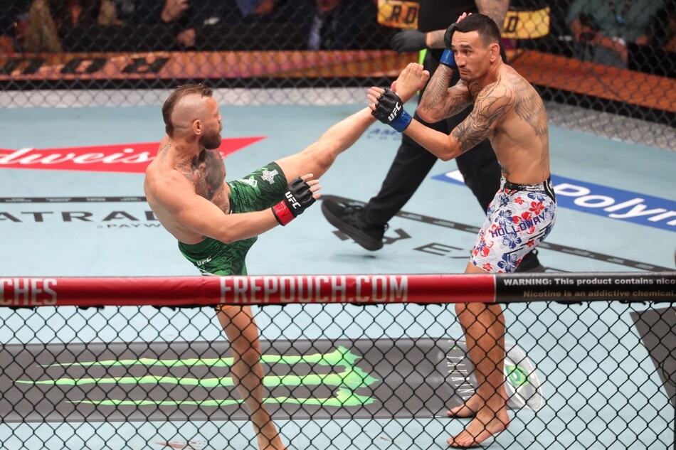 코너 맥그리그(왼쪽)가 할로웨이에 69초 만에 TKO패를 당했다. UFC 제공