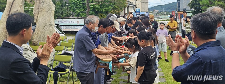 횡성 마을 교육공동체 공근사랑방 ‘나눔 의자 전달식’. 횡성군