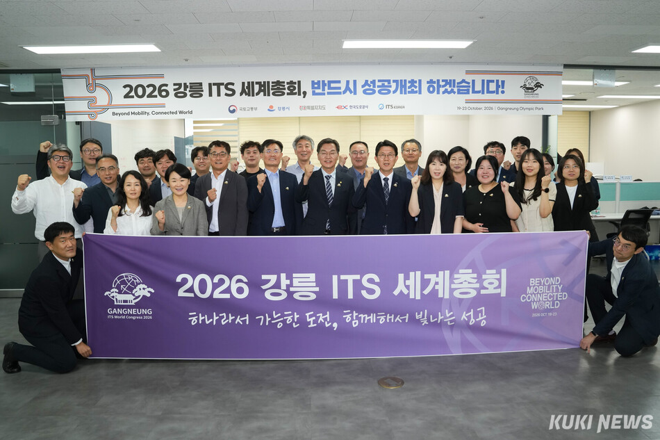 김중남 강릉시장이 14일 경기도 안양시 ITS 세계총회 조직위원회 사무국을 방문해 준비 상황을 점검하고 있다. 강릉시 제공