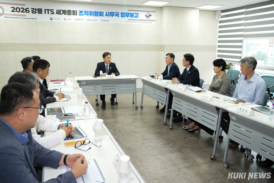 김중남 강릉시장이 14일 경기도 안양시 ITS 세계총회 조직위원회 사무국을 방문해 준비 상황을 점검하고 있다. 강릉시 제공