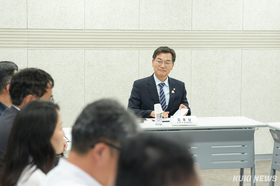 김중남 강릉시장이 14일 경기도 안양시 ITS 세계총회 조직위원회 사무국을 방문해 준비 상황을 점검하고 있다. 강릉시 제공